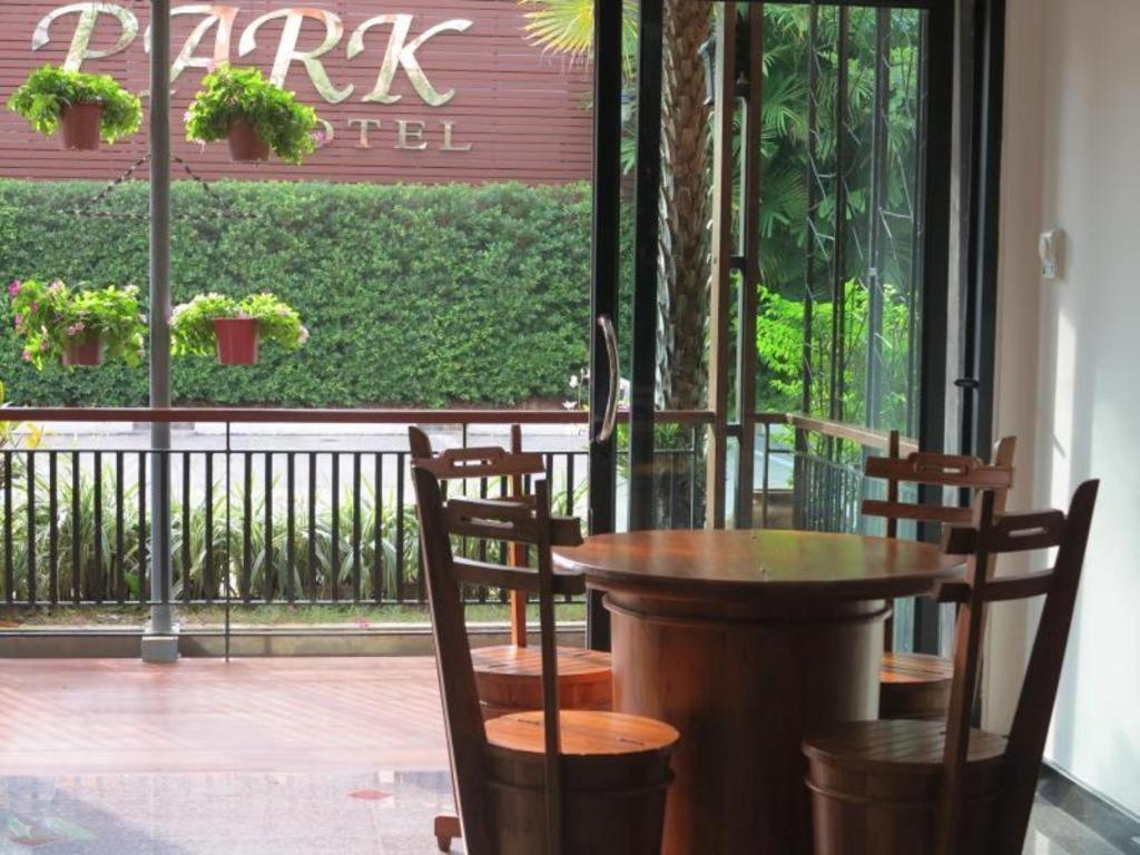 City Park Hotel Phatthalung Buitenkant foto