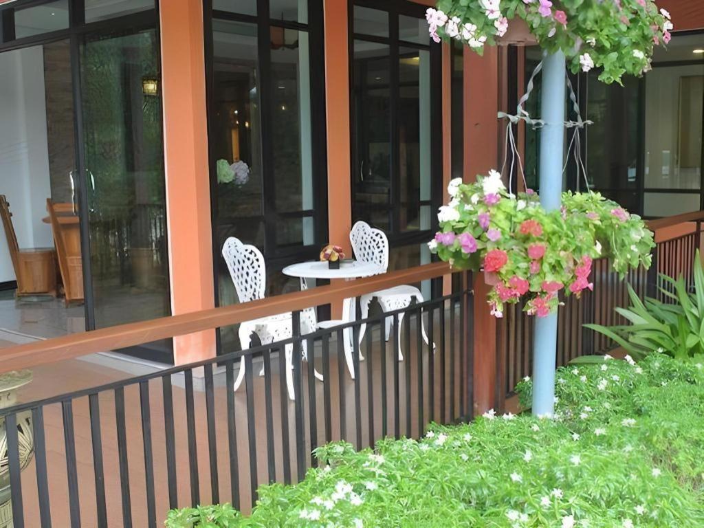 City Park Hotel Phatthalung Buitenkant foto